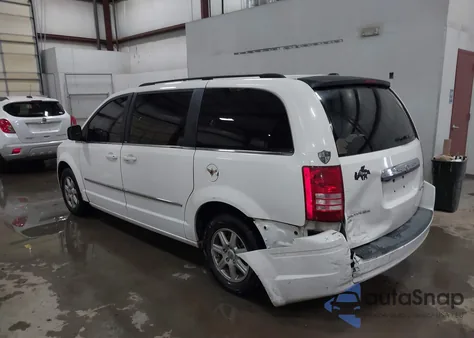 2010 Chrysler Town & Country Touring z USA, uszkodzony, nr VIN 2A4RR5DX4AR351447
